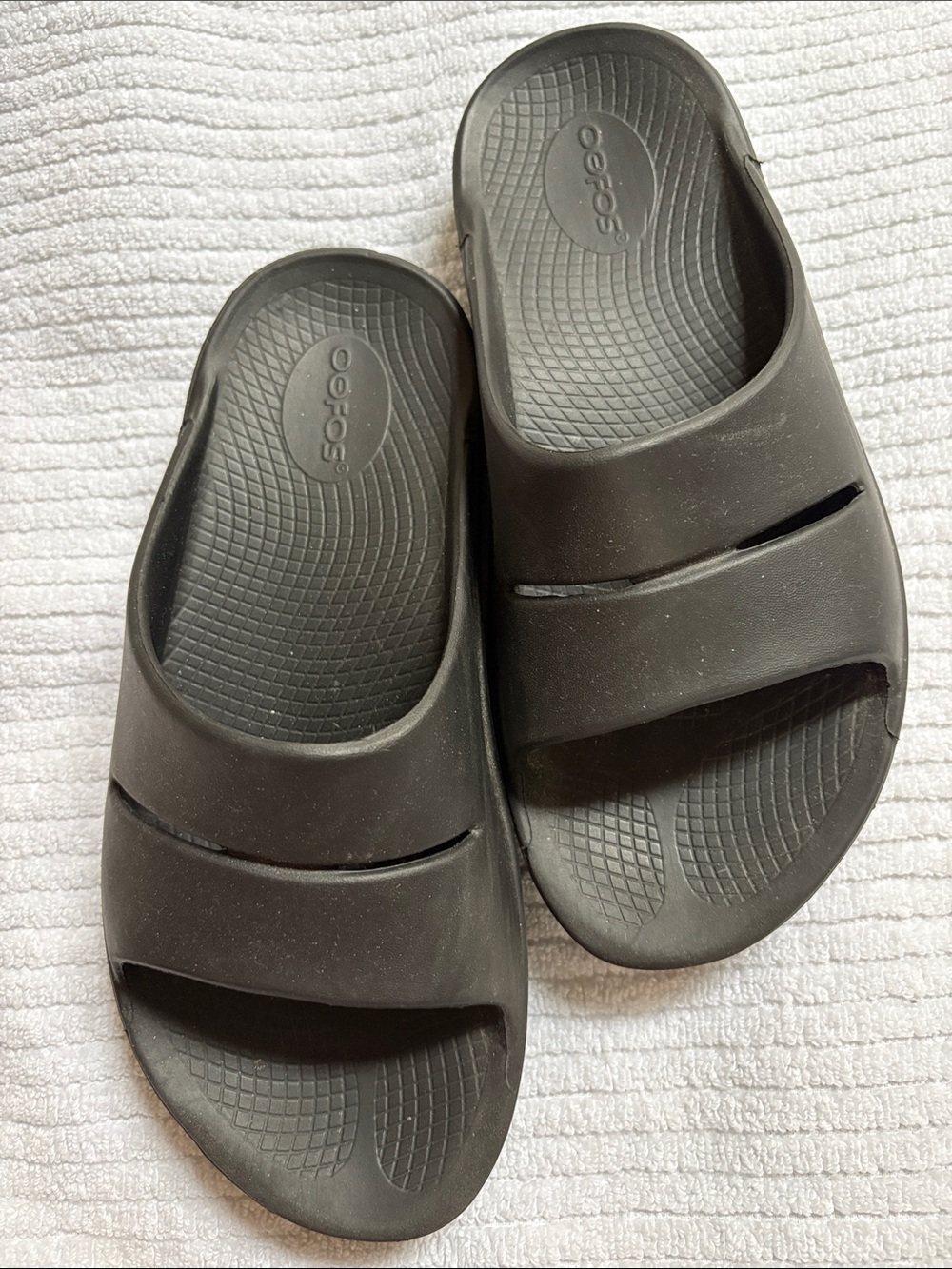 OOFOS Black Recovery Slide Sandals